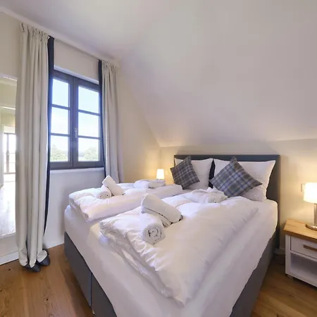 Ferienhaus Reetland Am Premium Reetdachvilla Mit 3 Schlafzimmern, Sauna Und Kamin H13 Dranske